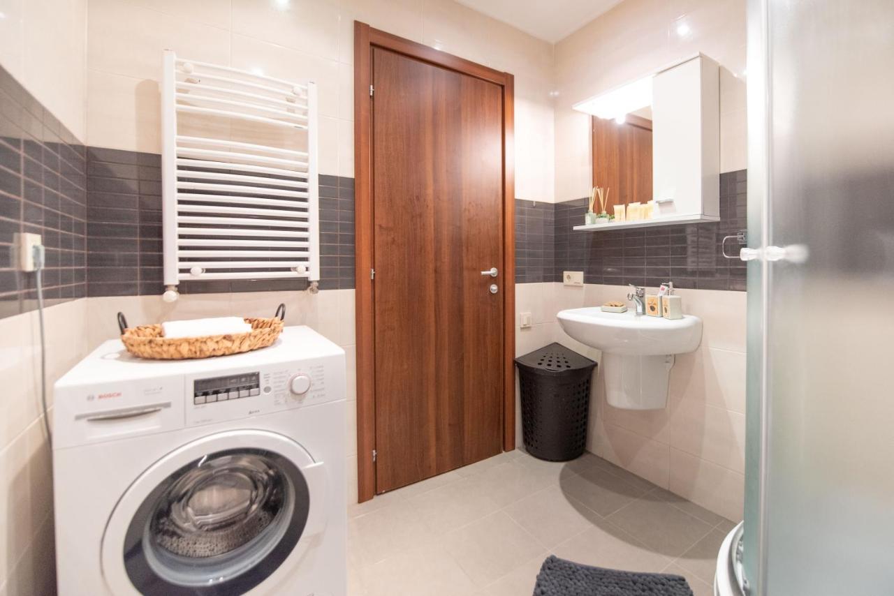 Gg Home - Cozy 2-Bedroom Apartment On Givi Kartozia Tbilisi ภายนอก รูปภาพ