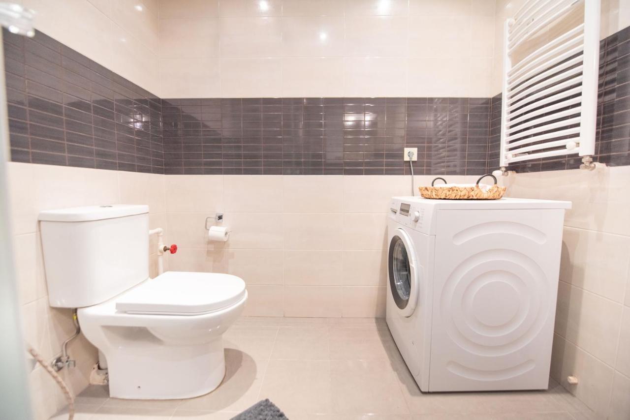 Gg Home - Cozy 2-Bedroom Apartment On Givi Kartozia Tbilisi ภายนอก รูปภาพ