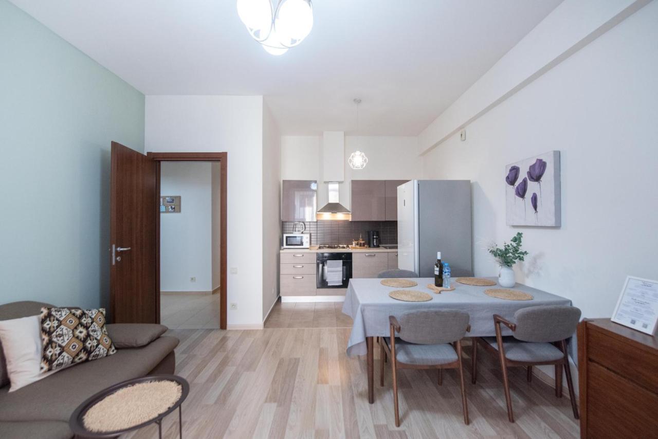 Gg Home - Cozy 2-Bedroom Apartment On Givi Kartozia Tbilisi ภายนอก รูปภาพ